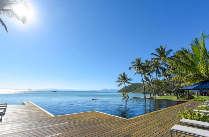 infinity pool onbeach
