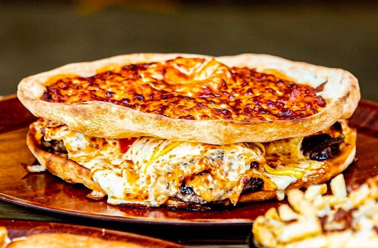 gooey pizza burger