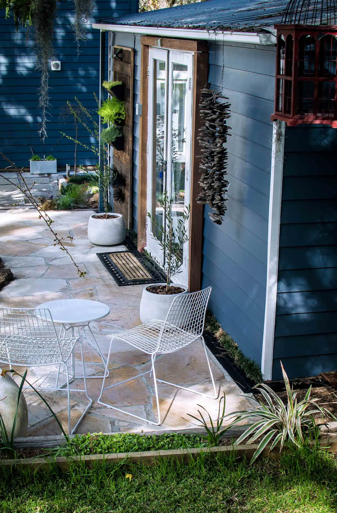 entertainment area of fern-covered cottage